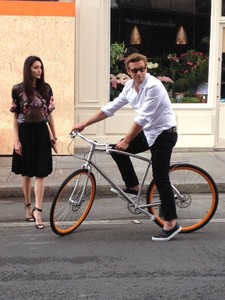 Maquillage de la figuration sur tournage publicité Givenchy avec Simon Baker 