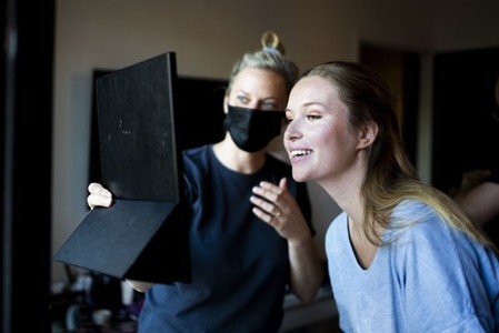 Quand la fille de la mariée découvre sa mise en beauté