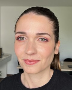 Maquillage rosé et irisé d'inspiration mariage