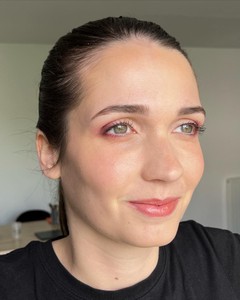 Maquillage rosé et irisé d'inspiration mariage